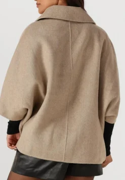 beige studio ar mantel avy