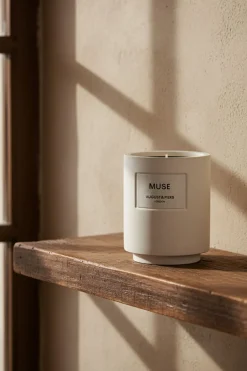 gebroken wit august & piers geurkaarsen muse 340gr - scented candle