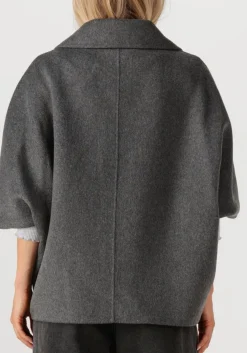 grijze studio ar mantel avy