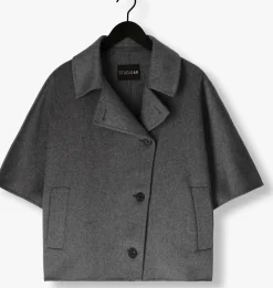 grijze studio ar mantel avy