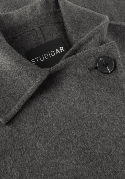 grijze studio ar mantel avy