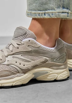 lichtgrijze saucony lage sneakers progrid omni 9