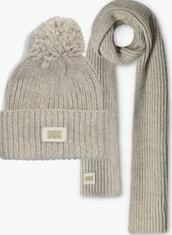 lichtgrijze ugg muts chunky rib beanie knit pom set