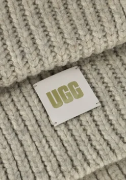 lichtgrijze ugg muts chunky rib beanie knit pom set