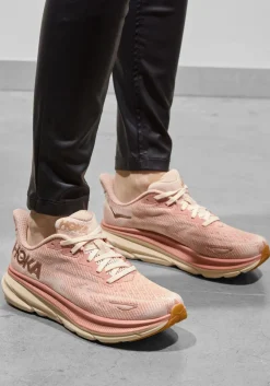 roze hoka lage sneakers clifton 9