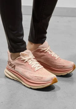 roze hoka lage sneakers clifton 9