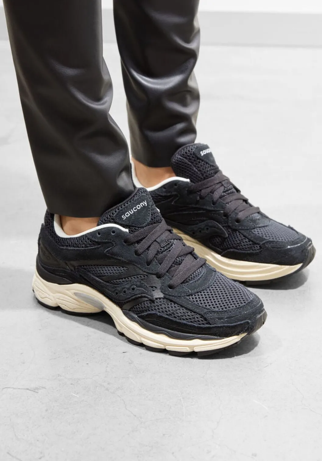 zwarte saucony lage sneakers progrid omni 9