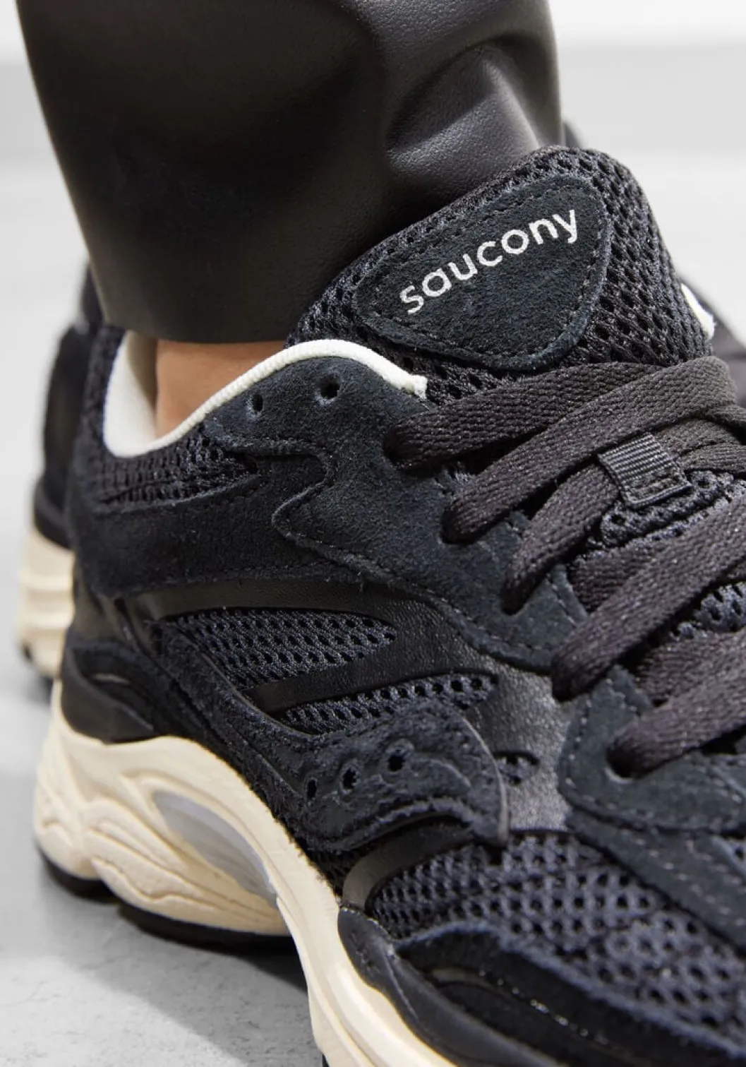 zwarte saucony lage sneakers progrid omni 9